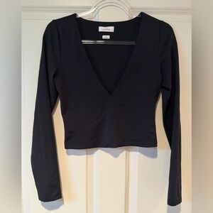 Aritzia Babaton Contour Black Cropped V Top